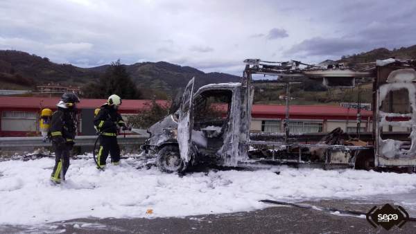 Incendio de un camión de comida en Pola de Lena Incendio de un camión de comida en Pola de Lena