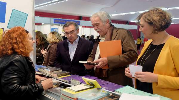 Antonio Pérez Henares ha leído el pregón de la V Feria del Libro. Antonio Pérez Henares ha leído el pregón de la V Feria del Libro.