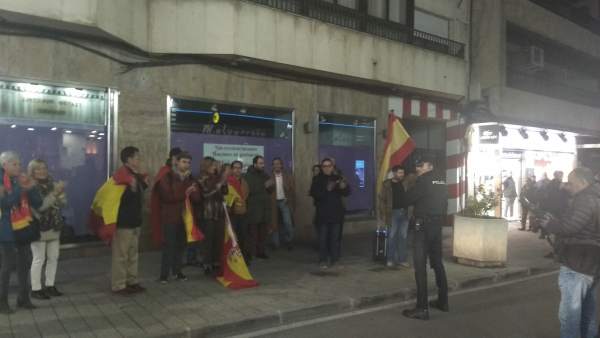 Manifestantes protestando contra la presencia de Dani Mateo en Ciudad Real Manifestantes protestando contra la presencia de Dani Mateo en Ciudad Real