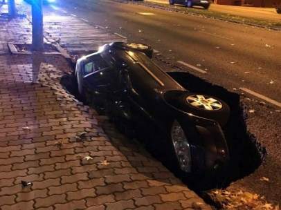 El asfalto se 'traga' un coche en Zamora