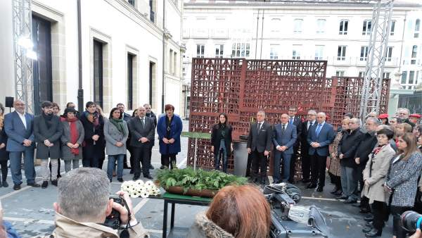 El Parlamento vasco recuerda a las víctimas el 'Día de la Memoria' El Parlamento vasco recuerda a las víctimas el 'Día de la Memoria'