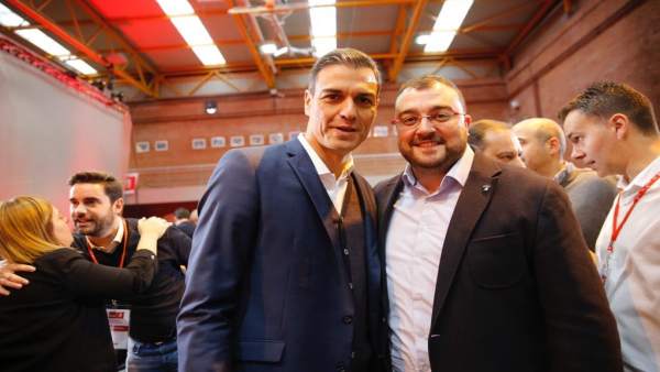 Pedro Sánchez y el secretario de la FSA Adrián Barbón. Pedro Sánchez y el secretario de la FSA Adrián Barbón.
