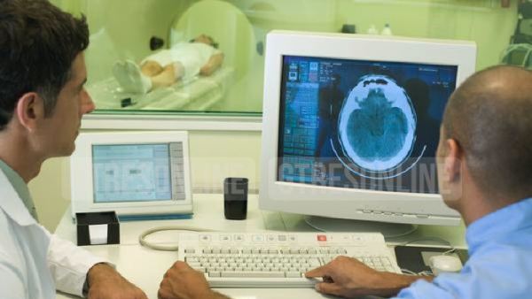 Médicos observando escáner cerebral Médicos observando escáner cerebral