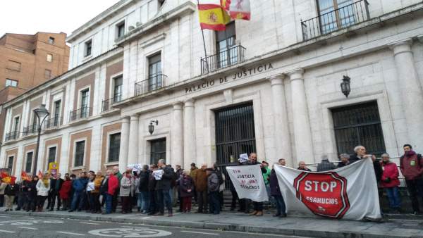 Valladolid.- Concetración contra los abusos de los bancos Valladolid.- Concetración contra los abusos de los bancos