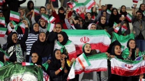 Mujeres iraníes en un campo de fútbol Mujeres iraníes en un campo de fútbol