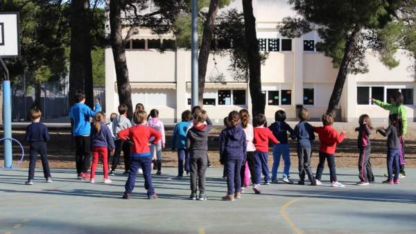 Niños practicando deporte en un colegio Niños practicando deporte en un colegio