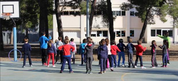 Niños practicando deporte en un colegio