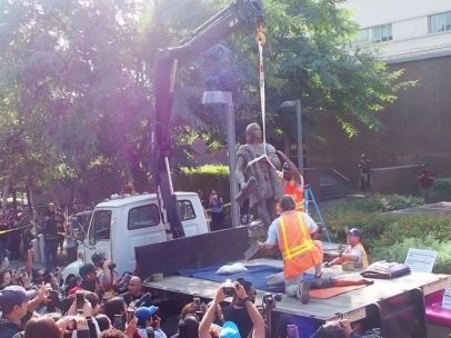 Retirada de la estatua de Colón