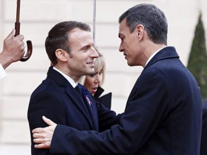 Macron recibe a Sánchez en el Elíseo, en su primera reunión, en 2018.