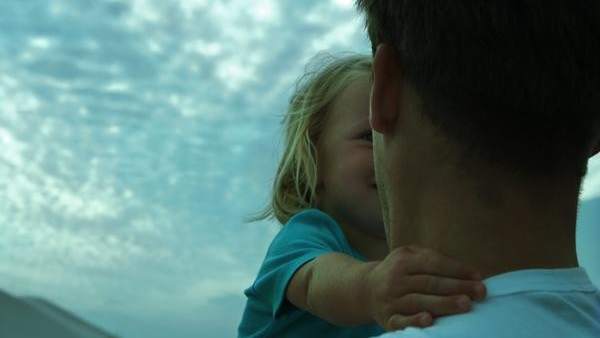 Un padre y una niña Un padre y una niña