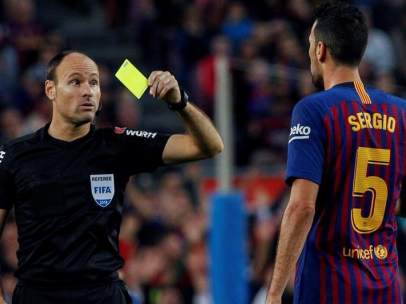 Sergio Busquets ve una tarjeta amarilla.