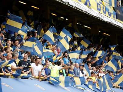 Los hinchas de Boca Juniors llenan La Bombonera.