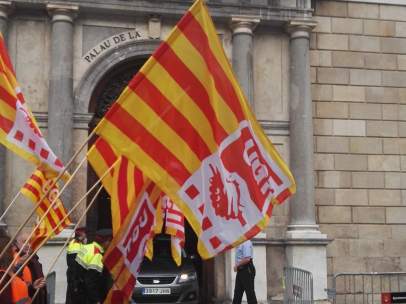 Protesta de UGT y CCOO ante el Palau de la Generalitat.