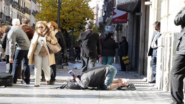 Pobreza, pobre, indigente, mendigo, sin techo, persona pidiendo en la calle Pobreza, pobre, indigente, mendigo, sin techo, persona pidiendo en la calle