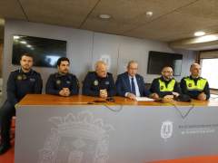 Els dos agents que van intervenir, junts a l'esquerra de la imatge