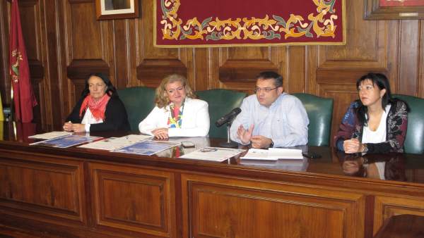 La concejal de Sanidad con representantes de ADETeruel. La concejal de Sanidad con representantes de ADETeruel.
