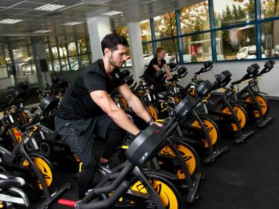 Dos jóvenes hacen ejercicio en la bicicleta de spinning de MoveWatts.
