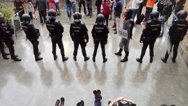 Presencia policial en la escuela Ramon Llull de Barcelona. Presencia policial en la escuela Ramon Llull de Barcelona.