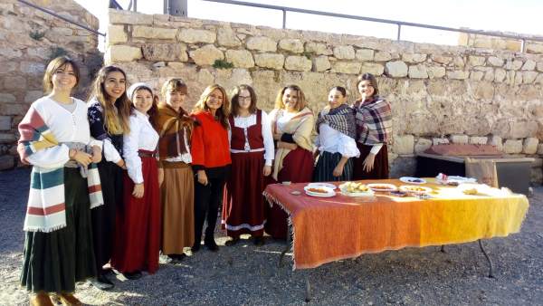 La concejala (c), con participantes en el proyecto Repoblar el Castillo de Jaén. La concejala (c), con participantes en el proyecto Repoblar el Castillo de Jaén.