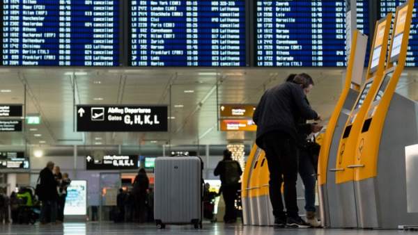 Pasajeros en el aeropuerto Pasajeros en el aeropuerto