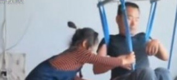Jiajia, una niña de 6 años cuida de su padre