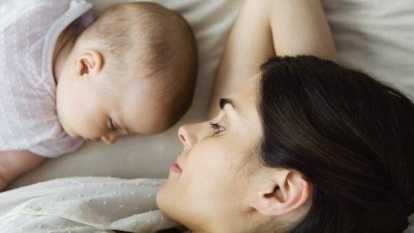 Una madre y su bebé Una madre y su bebé