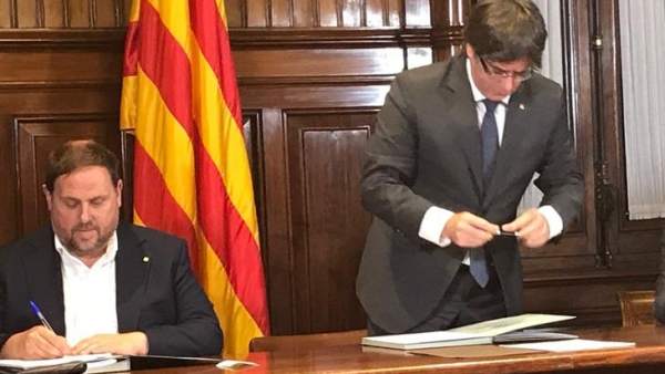 Junqueras y Puigdemont firman la convocatoria del 1 de octubre Junqueras y Puigdemont firman la convocatoria del 1 de octubre