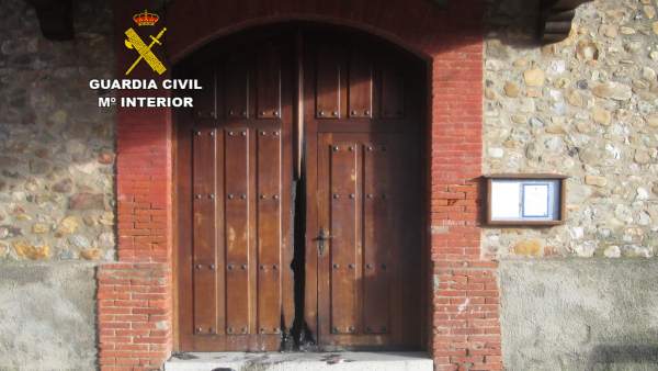 Puerta de la iglesia donde se provocó el incendio Puerta de la iglesia donde se provocó el incendio