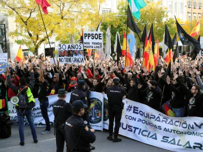 Concentración por la equiparación de los sueldos de la Policía