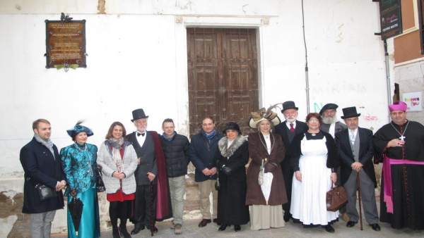 Autoridades y personajes vestidos de época han descubierto la placa homenaje Autoridades y personajes vestidos de época han descubierto la placa homenaje