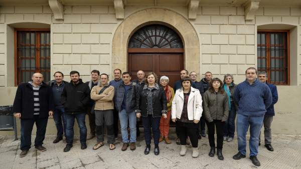 La consejera Elizalde con participantes en la reunión La consejera Elizalde con participantes en la reunión
