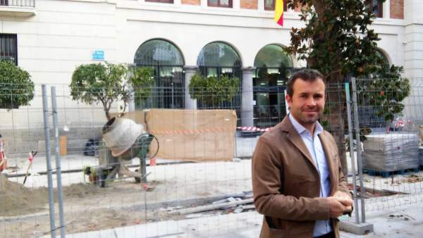 Julio Millán visita las obras en la plaza Deán Mazas. Julio Millán visita las obras en la plaza Deán Mazas.
