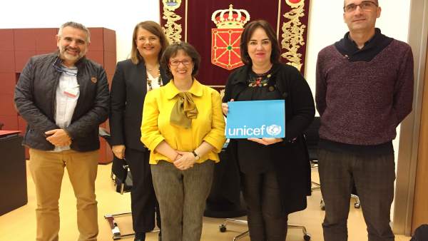 Ainhoa Aznárez, con representantes de UNICEF. Ainhoa Aznárez, con representantes de UNICEF.