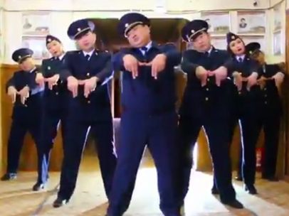 Policías rusos bailando