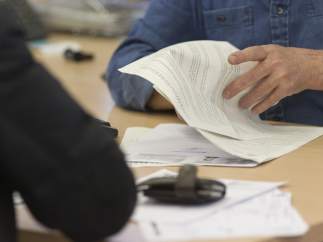Un trabajador en una oficina de empleo