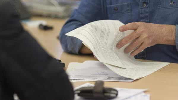 Un trabajador en una oficina de empleo Un trabajador en una oficina de empleo