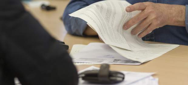 Un trabajador en una oficina de empleo
