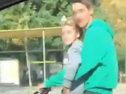 Dos jóvenes en patinete eléctrico a 80km/h por Barcelona.