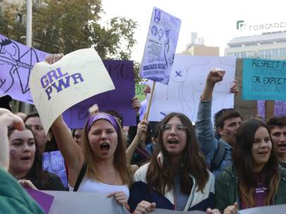 Un grupo de manifestantes durante la marcha por Barcelona con motivo de la huelga estudiantil contra el machismo y el sexismo en las aulas.