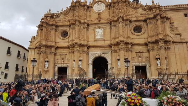 Entierro de tres fallecidos por la explosión en Pirotecnia Angustias Entierro de tres fallecidos por la explosión en Pirotecnia Angustias