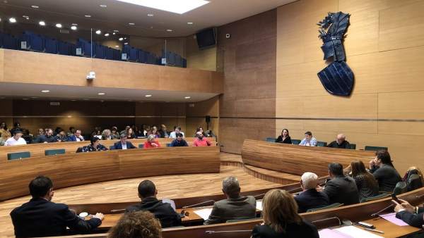 Mig centenar de municipis s'alien per a lluitar contra la violència de gènere Mig centenar de municipis s'alien per a lluitar contra la violència de gènere