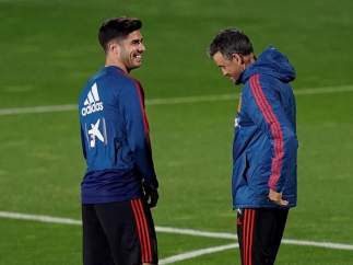 Luis Enrique y Marco Asensio, en un entremaniento con la Selección española.