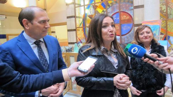 La subdelgada del Gobierno en Jaén, Catalina Madueño, atiende a los periodistas. La subdelgada del Gobierno en Jaén, Catalina Madueño, atiende a los periodistas.