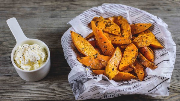 Sweet potatoes fries (boniato) con crema agria Sweet potatoes fries (boniato) con crema agria