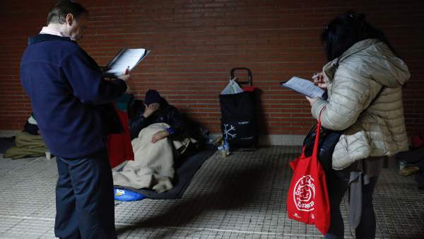 Voluntarios realizan el V Censo de Personas Sin Hogar de Zaragoza Voluntarios realizan el V Censo de Personas Sin Hogar de Zaragoza