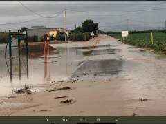 Imagen de una carretera cortada por las lluvias en la Región