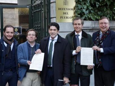 Alcaldes y portavoces de PP piden ayuda al Defensor del Pueblo por los semáforos