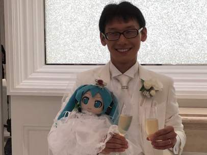 Akihiko Kondo se casa con un holograma de Hatsune Miku