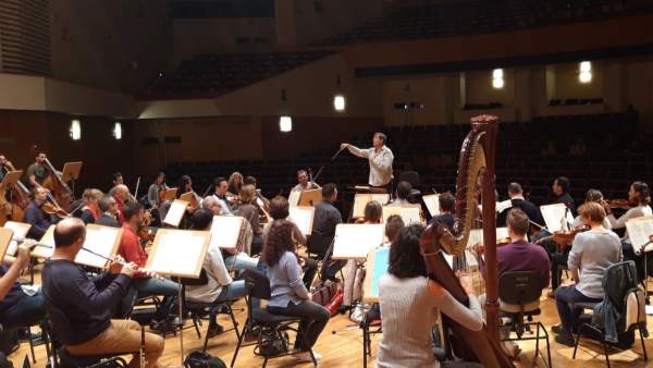 El compositor y director Salvador Brotons, durante un ensayo El compositor y director Salvador Brotons, durante un ensayo