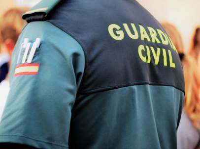 Agente de la Guardia Civil de espaldas